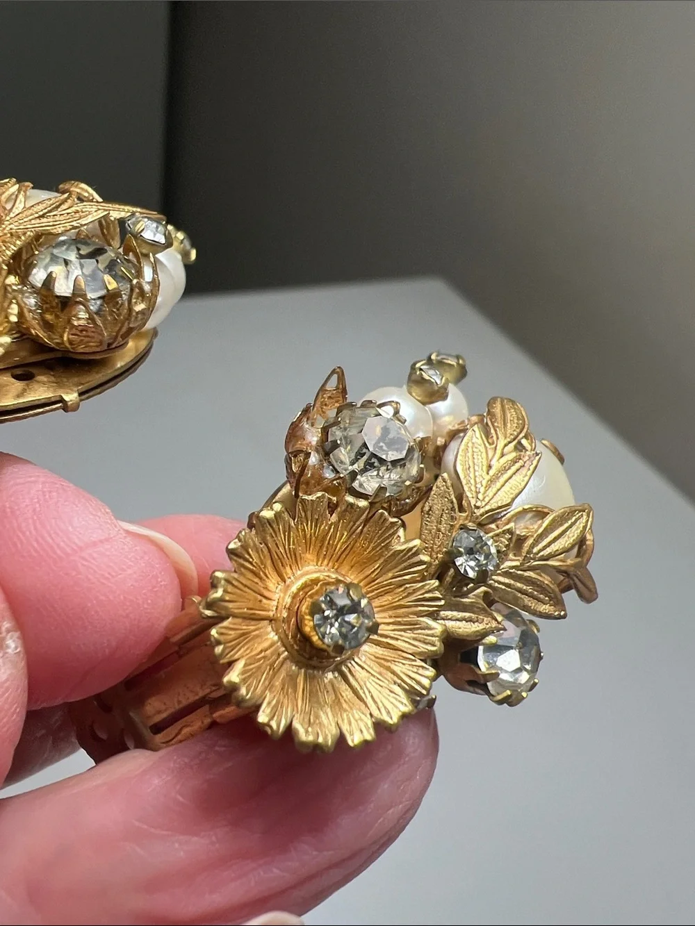 Elaborate Gold-Tone Pearl & Crystal Clip-On Earrings. Estate Vintage - Picture 5 of 14
